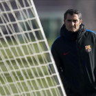 Valverde, pensativo, durante el último entrenamiento del Barça antes del clásico con el Madrid-JORDI COTRINA