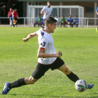 Bruju conduce un balón en el último choque en Pallafría-Santi Otero