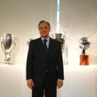 Florentino posa con los últimos trofeos del Madrid.-JUAN MANUEL PRATS