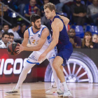 Barrera protege el balón ante la defensa del jugador del Barcelona Jaka Blazic.-ACB PHOTO