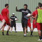 Patxi Salinas da instrucciones a sus jugadores durante su primera sesión de entrenamiento.-RAÚL G. OCHOA