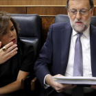 El presidente Mariano Rajoy junto a su número dos, Soraya Sáenz de Santamaría, en la sesión de investidura-JOSE LUIS ROCA