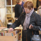 Una mujer observa ejemplares en el Salón del Libro Antiguo-ISRAEL L. MURILLO