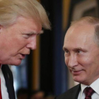Donald Trump (izquierda) y Vladímir Putin, en una cumbre celebrada en Danang (Vietnam) el año pasado.-MIKHAIL KLIMENTYEV