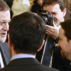 Pablo Iglesias conversa con Mariano Rajoy en el Congreso el 6-D de 2015.-EFE