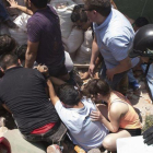 Los equipos de rescate sacan con vida a un hombre de entre los escombros.-AP / PABLO RAMOS