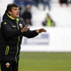 José Rojo Martin ‘Pacheta’ da instrucciones a sus jugadores en un encuentro liguero con el Elche CF. ECB