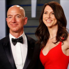 De izquierda a derecha, Patrik Whitesell, su esposa Lauren Sanchez y el multimillonario Jeff Bezos.-GETTY