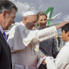 Emmanuel, hijo de la congresista Clara Rojas, le entregó al Papa la paloma de la paz.-AFP