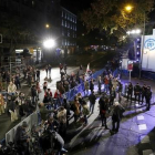 Militantes del PP esperan los resultados electorales en la puerta de la sede de Madrid.-JUAN MANUEL PRATS