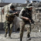 Soldados iraquís patrullan áreas reconquistadas a yihadistas del Estado Islámico, en el oeste de Mosul.-AFP / ARIS MESSINIS