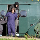 La policia federal conduce a un presunto yihadista al Tribunal Federal Supremo  en Karlsruhe , Alemania.-ULI DECK