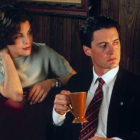 Sherilyn Fenn (Audrey Horne) y Kyle MacLachlan (Dale Cooper), en una escena de 'Twin Peaks'.-