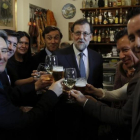 Mariano Rajoy, acompañado de varios diputados del PP, este jueves, celebrando la Navidad en un bar próximo al Congreso-PERIODICO (EFE / JUAN CARLOS HIDALGO)