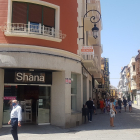 Shana, que prepara el cierre, paga 3.500 euros al mes por este local en esquina en la calle Isilla. ECB