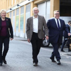 Corbyn (centro) con Angela Eagle, rival para dirigir el laborismo.-