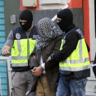La policía traslada a uno de los detenidos en Ceuta el pasado 7 de febrero.-ARCHIVO / EFE