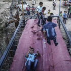 Niños sirios juegan en un trampolín durante el segundo día de la festividad musulmana de Eid Al Adha, en Douma, este martes.-EFE / MOHAMMED BADRA