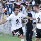Undabarrena celebra el primer gol junto a Fer Ruiz.-SANTI OTERO