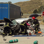 Gracias a los bolardos el vehículo accidentado evitó un segundo impacto contra los antiguos bloques de hormigón y el resto del tráfico pudo esquivarlo.-G. G.