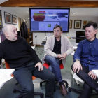 Carlos Sáez, Juan Carlos Arnaiz y Javier Abril, de i. a d., delante de una pantalla con la nueva página web.-Raúl Ochoa
