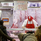 Los pequeños comercios como las carnicerías asumen gran parte del aumento de costes donde la carne «es lo que menos sube». SANTI OTERO