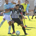 Andrés protege el balón ante el acoso de un jugador del Celta de Vigo B durante el paretido disputado ayer en Barreiro.-JOSÉ LORES