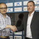 Juan Carlos Barriocanal estrecha la mano del nuevo entrenador del Burgos CF, Ángel Viadero-Santi Otero