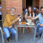 TERRAZA. Miguel Isala (i), Noelia Aranzana y Víctor Juste, en  en la terraza del Goya.-M.T.