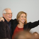 La candidata socialista Carme Chacón con Josep Borrell en un acto en Mataró, ayer.-RICARD CUGAT