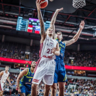 Cancar en acción con la selección de Eslovenia en el choque de ayer-FIBA