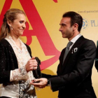 El torero Enrique Ponce entrega el premio a la infanta Elena, este martes en Madrid.-EFE