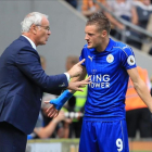 Ranieri y Vardy, en una foto de principios de temporada en el Leicester.-LINDSEY PARNABY