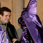 Pablo Casado, vestido de nazareno en la procesión de Ávila en una fotografía que el PP data de 2013 o 2014.-EL PERIÓDICO
