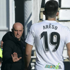 El técnico madrileño da instrucciones a Areso en el partido del sábado en El Plantío. TOMÁS ALONSO