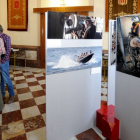 Dos hombres contenplan las imágenes que componen la exposición abierta en el Palacio de Capitanía.-ISRAEL L. MURILLO