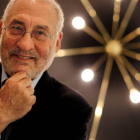 Stiglitz posa para una entrevista a EL PERIÓDICO en 2012.-JOSÉ LUIS ROCA