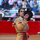 José Tomás saluda al público durante la corrida, en la plaza Monumental de México, este domingo.-AP