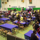 Asistentes de todas las edades juegan en las mesas habilitadas en el polideportivo para la celebración del evento.-G.G.
