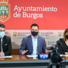 El vicealcalde, Vicente Marañón, el alcalde,Daniel de la Rosa, y la portavoz socialista, Nuria Barrio, durante la rueda de prensa de balance de 2021. TOMÁS ALONSO