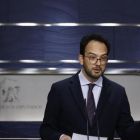 El portavoz socialista, Antonio Hernando, en rueda de prensa en el Congreso.-EFE
