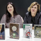 Ledicia Costas (i.) charló de sus libros en la Biblioteca Pública acompañada por Montse Reverte.-Santi Otero