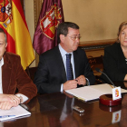 Rico (en el centro) acompañado de los diputados provinciales) Ignacio Marín y Feli Cartón-ECB