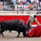 Morenito de Aranda frente a uno de los toros que lidió ayer en la Feria de Bilbao.-APLAUSOS
