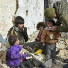 Un soldado ruso atiende a unos niños sirios en Aleppo, Siria.-