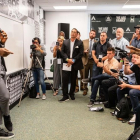LeBron James atiende a la prensa en una de las aulas de la escuela que inauguró, el pasado lunes, en Akron, su pueblo natal. /-AFP / JASON MILLER