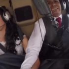 La novia con su hermano sentados en el helicóptero.-