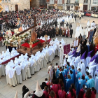 La procesión del Encuentro congrega a cientos de personas en el entorno de la Catedral de Burgos. SANTI OTERO