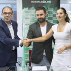 Lorenzo Amor, Soraya Mayo y David Ruiz, ayer tras firmar el acuerdo que los vincula.-ISRAEL L. MURILLO