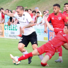 Borja Sánchez trata de zafarse del marcaje de un defensor del CD Numancia en el choque de ayer disputado en la Ciudad Deportiva Francisco Rubio de Soria-Burgos CF